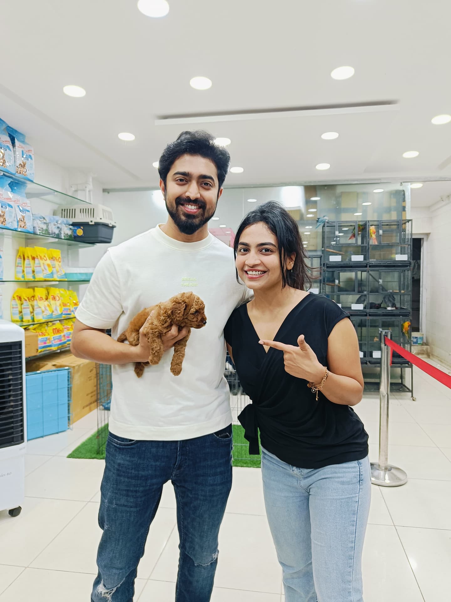 Celebrity couple with Toy Poodle puppy at Danny Pet Store
