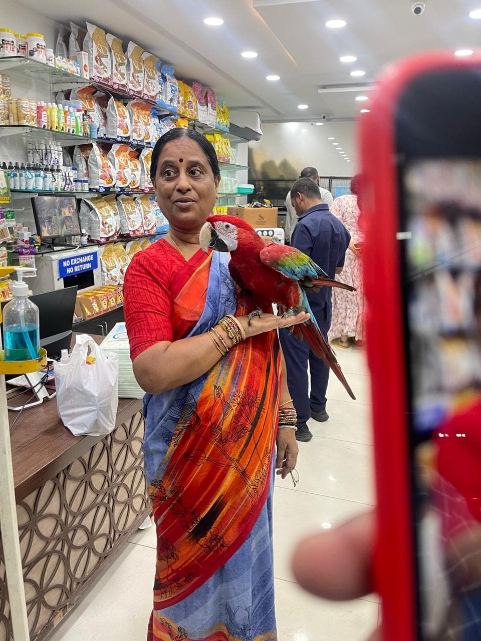Macaws at Danny Pet Store - Photo 2
